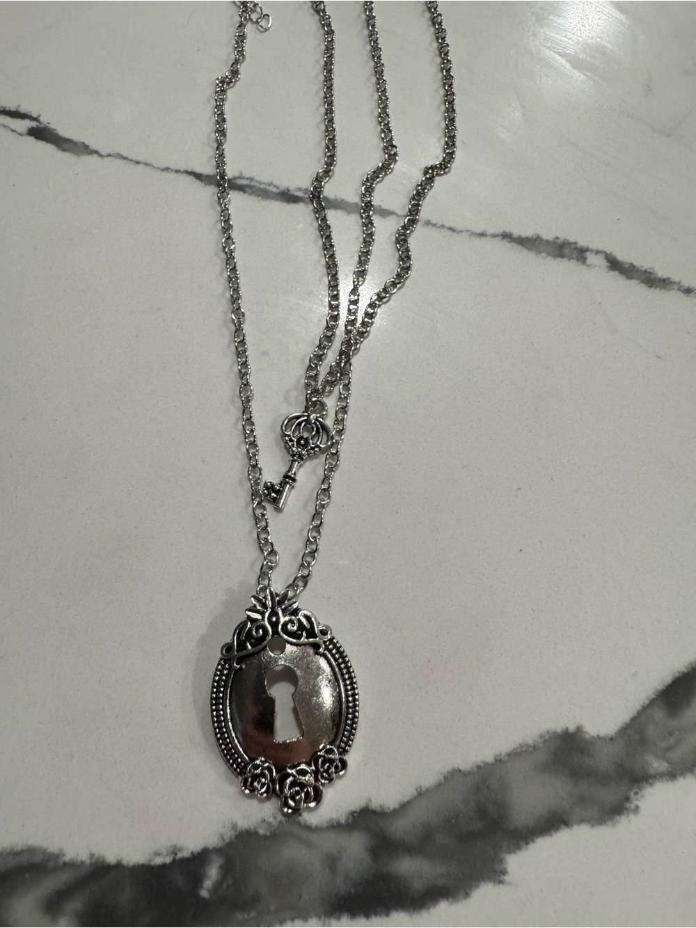 Vintage-Style Silver Keyhole Pendant Necklace - Women Jewelry